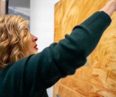 woman-in-black-long-sleeve-shirt-mUQDlgQ3VqI