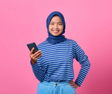 girl-smartphone-happy-portrait-7078324/