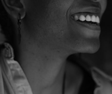 grayscale-photo-of-smiling-woman-I6BLsoYPODM