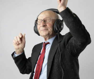 man-in-black-jacket-wearing-black-headphones-3831645/