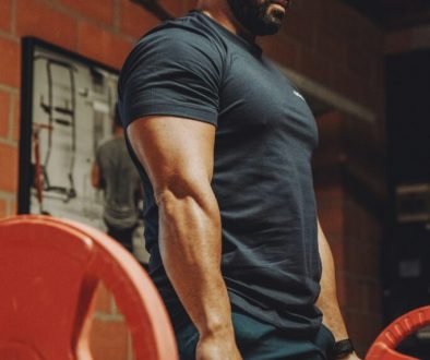 man-in-black-t-shirt-and-black shorts-performing-a-deadlift-b8tSWXHsjk0