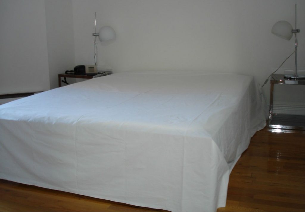 Bed-with-flat-sheet-as-bed-skirt-1024x764