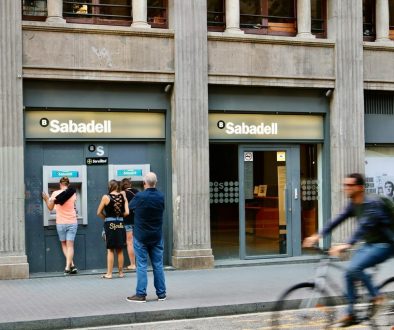 people-walking-on-sidewalk-near-building-during-daytime-IxgEd_YfHcc