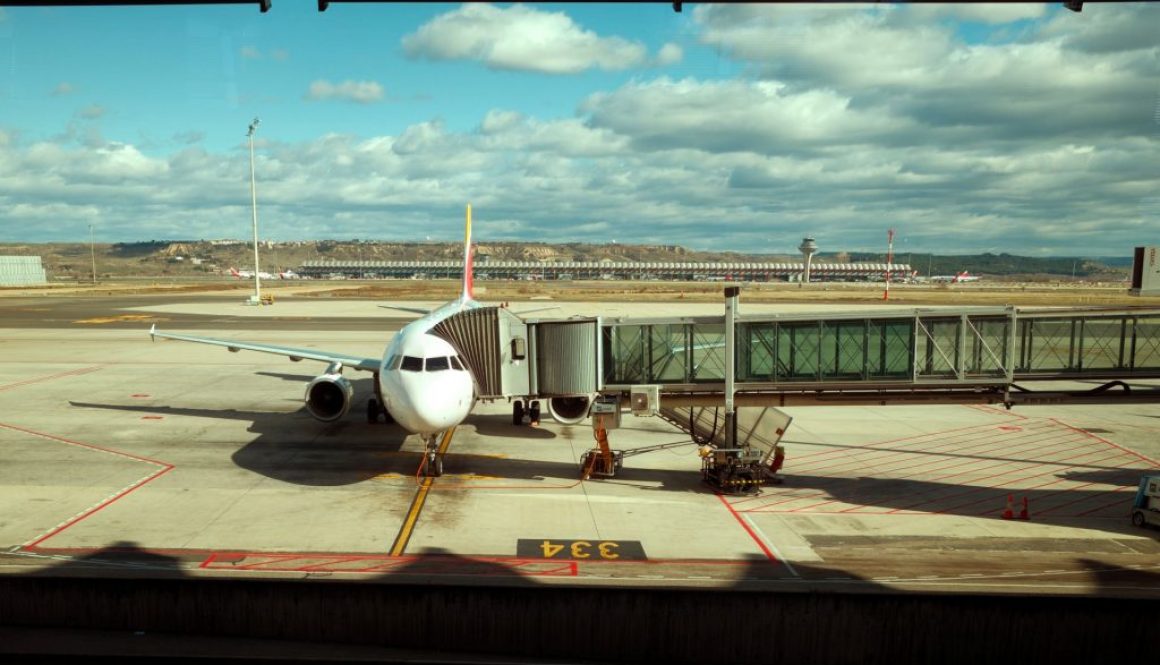 airplane-at-airport-gate-on-a-clear-day-36303745/