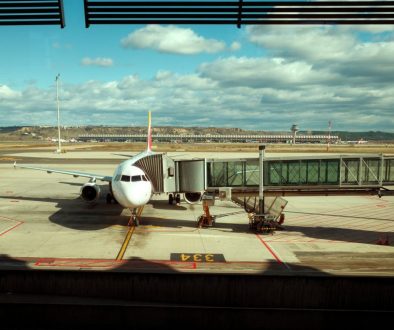 airplane-at-airport-gate-on-a-clear-day-36303745/